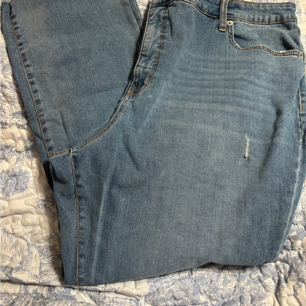 Crown & Ivy Relaxed Fit Cropped Blue Jeans